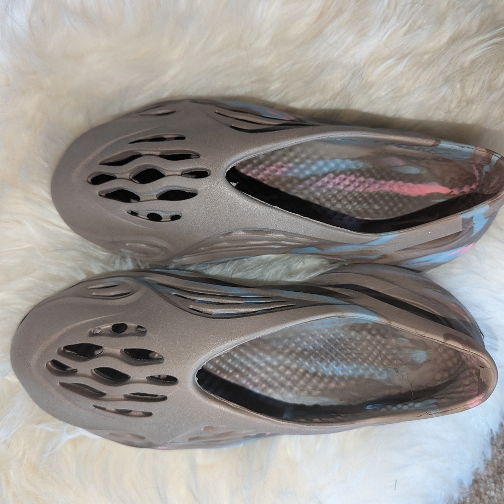 Euc Yeezy foam runner sand grey